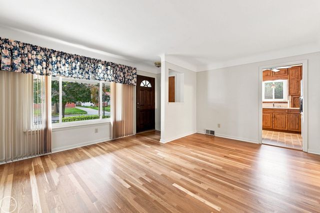 22440 Lake Drive, Saint Clair Shores, MI 48082
