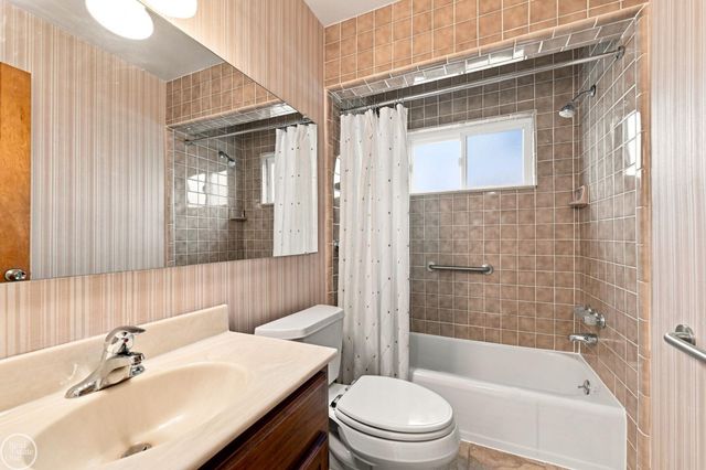22440 Lake Drive, Saint Clair Shores, MI 48082