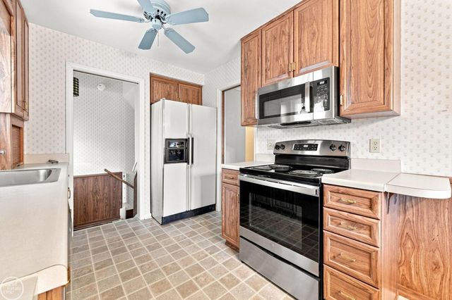 22440 Lake Drive, Saint Clair Shores, MI 48082