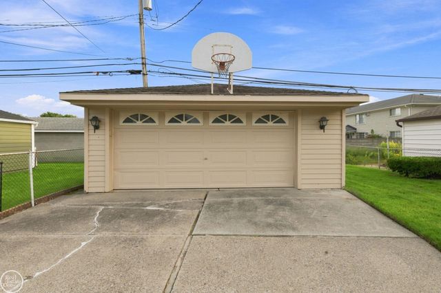 22440 Lake Drive, Saint Clair Shores, MI 48082