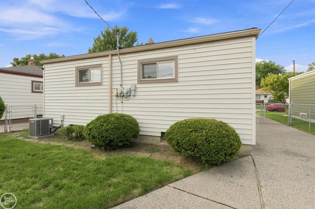 22440 Lake Drive, Saint Clair Shores, MI 48082