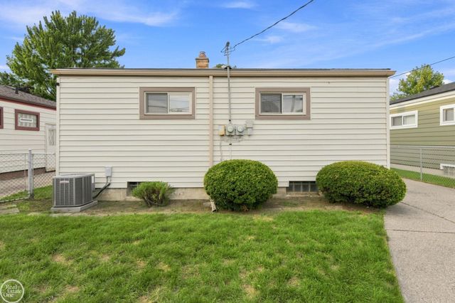 22440 Lake Drive, Saint Clair Shores, MI 48082