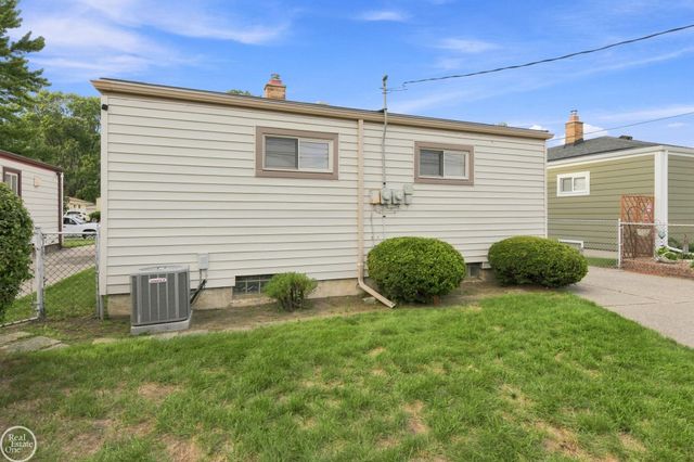 22440 Lake Drive, Saint Clair Shores, MI 48082