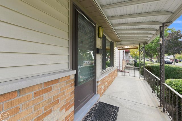 22440 Lake Drive, Saint Clair Shores, MI 48082