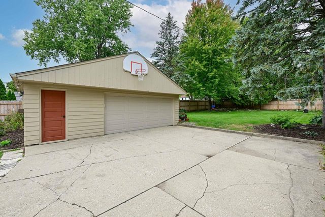 8140 Hillcrest DRIVE, Wauwatosa, WI 53213