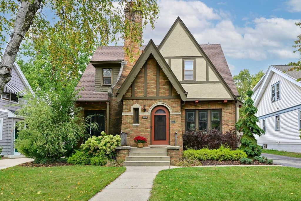 8140 Hillcrest DRIVE, Wauwatosa, WI 53213
