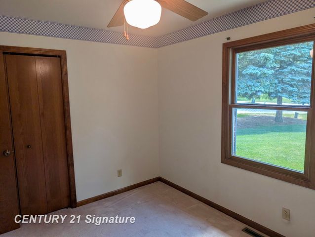 1249 E Oakdale Circle, Freeland, MI 48623