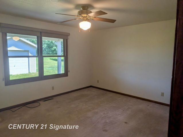 1249 E Oakdale Circle, Freeland, MI 48623