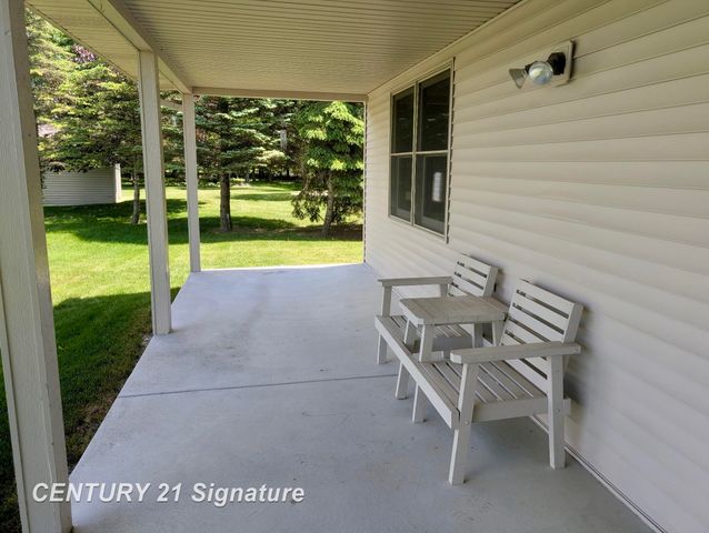 1249 E Oakdale Circle, Freeland, MI 48623