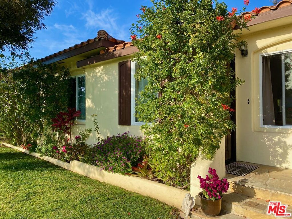 8106 WESTLAWN Avenue, Los Angeles, CA 90045