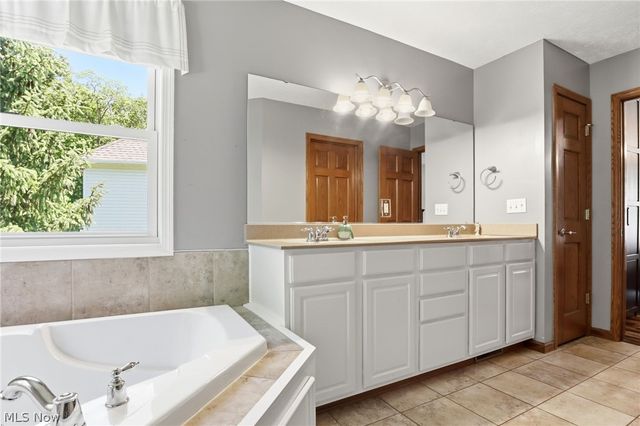8255 Hemingway Lane, Concord Twp, OH 44060