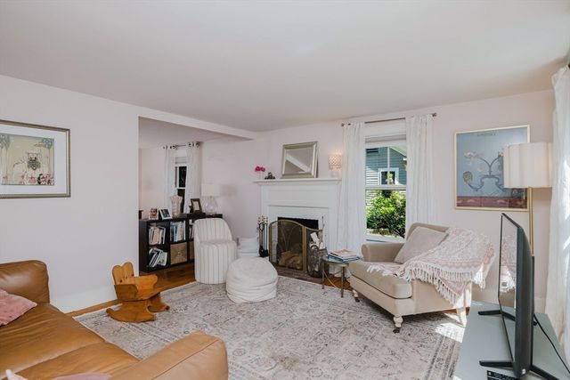 423 South St, Holliston, MA 01746