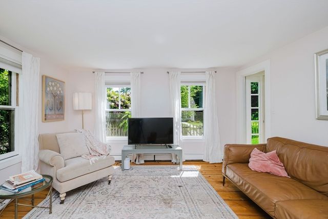 423 South St, Holliston, MA 01746