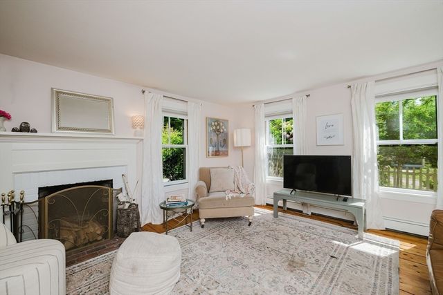 423 South St, Holliston, MA 01746