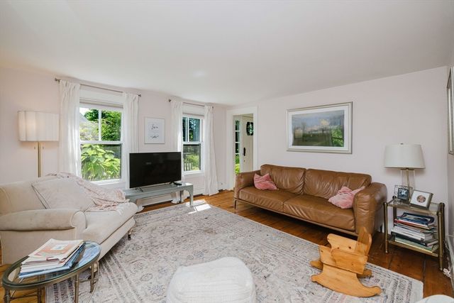 423 South St, Holliston, MA 01746