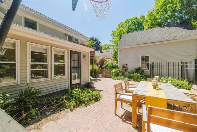 423 South St, Holliston, MA 01746
