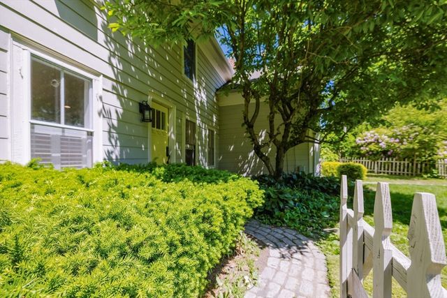 423 South St, Holliston, MA 01746