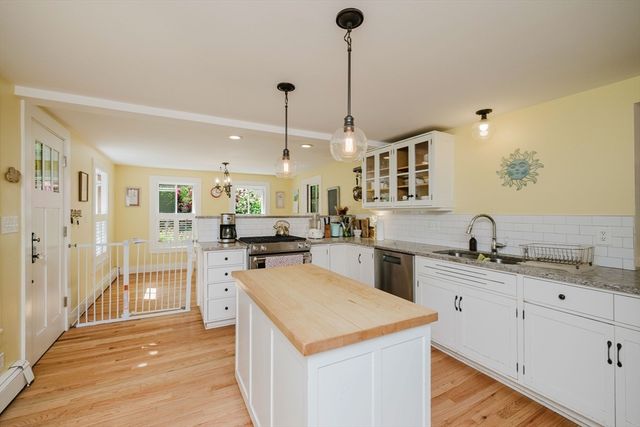 423 South St, Holliston, MA 01746