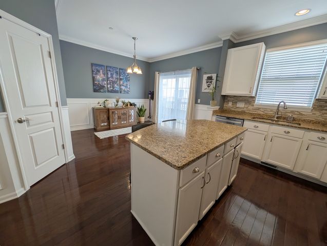 208 Wildflower Street, Des Plaines, IL 60016