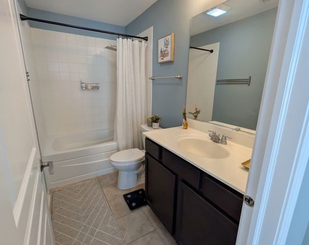 208 Wildflower Street, Des Plaines, IL 60016
