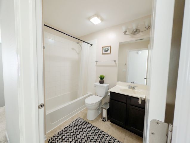 208 Wildflower Street, Des Plaines, IL 60016