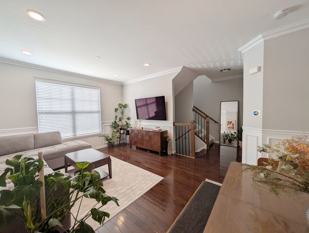 208 Wildflower Street, Des Plaines, IL 60016