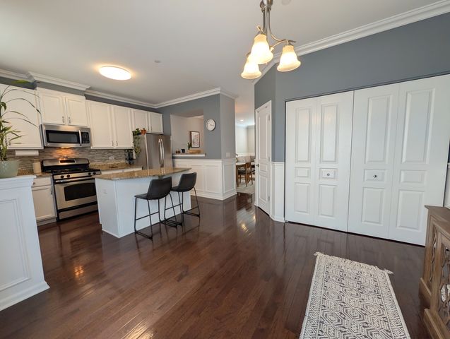 208 Wildflower Street, Des Plaines, IL 60016