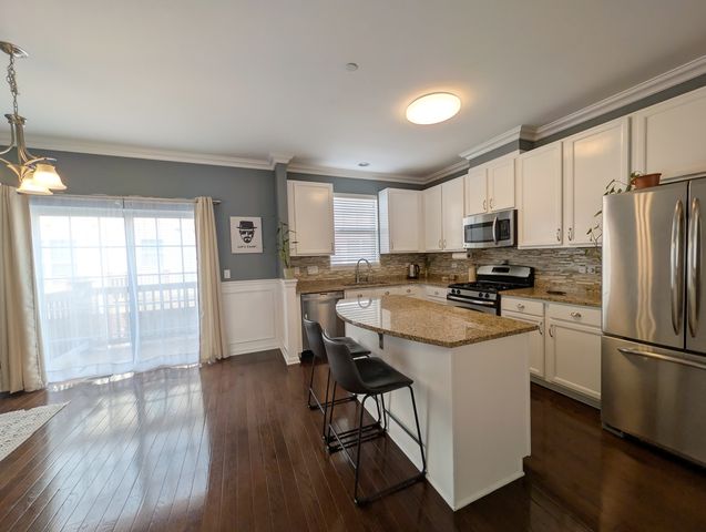 208 Wildflower Street, Des Plaines, IL 60016
