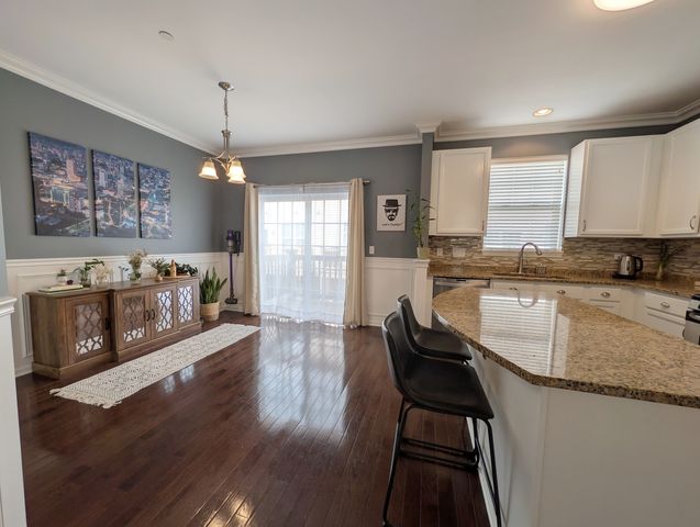 208 Wildflower Street, Des Plaines, IL 60016