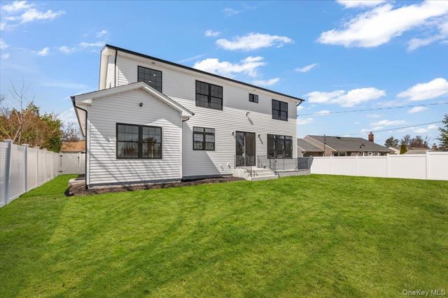 31 Cedar Drive E, Plainview, NY 11803