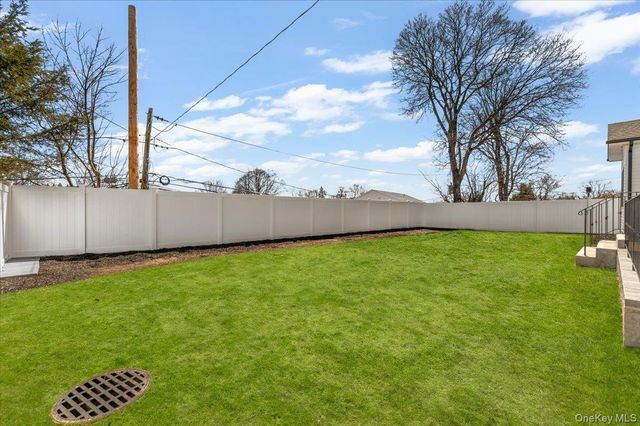 31 Cedar Drive E, Plainview, NY 11803