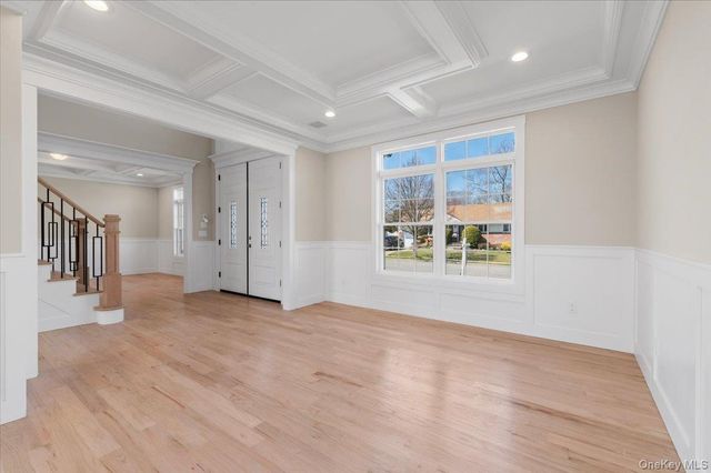 31 Cedar Drive E, Plainview, NY 11803