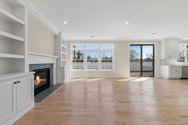 31 Cedar Drive E, Plainview, NY 11803