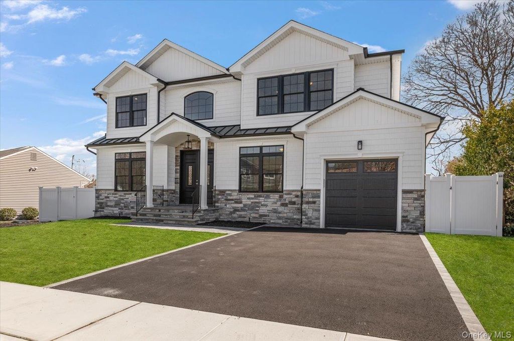 31 Cedar Drive E, Plainview, NY 11803 — photo 2