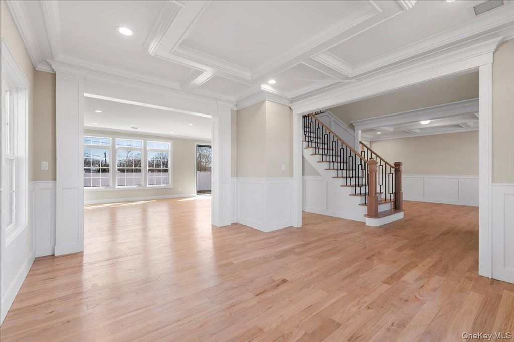 31 Cedar Drive E, Plainview, NY 11803 — photo 5