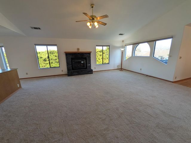 1364 Sun Tree Dr, Roseville, CA 95661