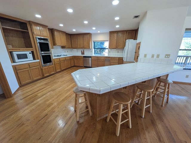 1364 Sun Tree Dr, Roseville, CA 95661