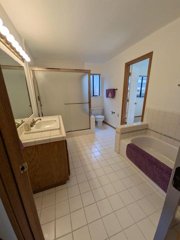 1364 Sun Tree Dr, Roseville, CA 95661