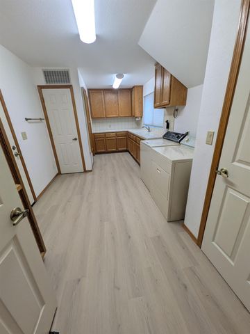 1364 Sun Tree Dr, Roseville, CA 95661