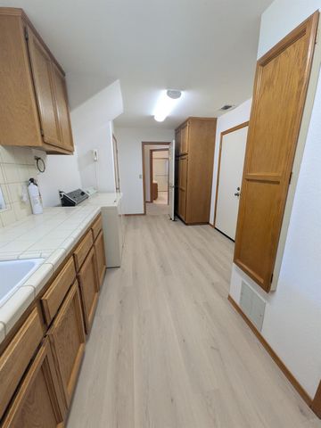 1364 Sun Tree Dr, Roseville, CA 95661