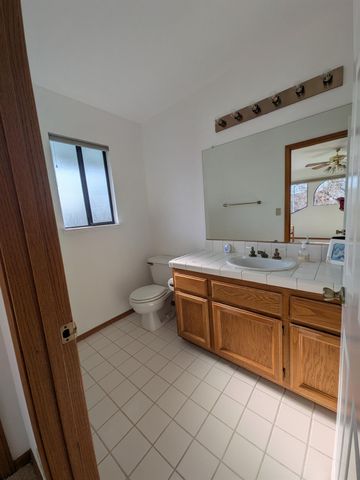 1364 Sun Tree Dr, Roseville, CA 95661