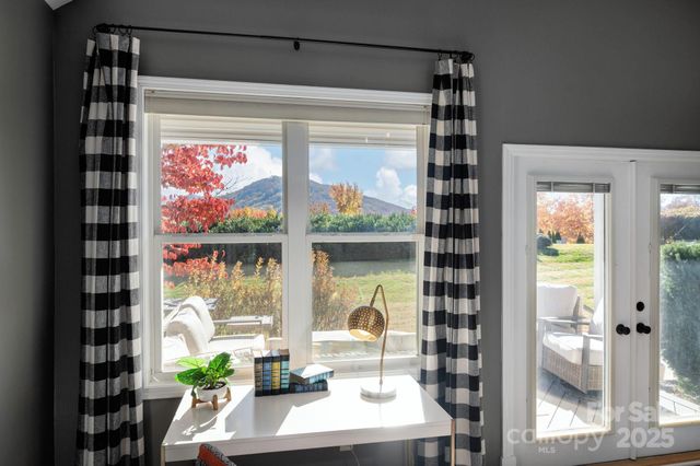 207 Farm Creek Drive E, Asheville, NC 28806