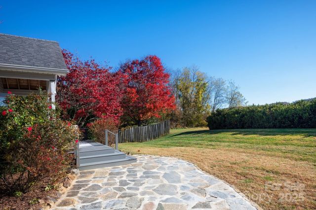 207 Farm Creek Drive E, Asheville, NC 28806