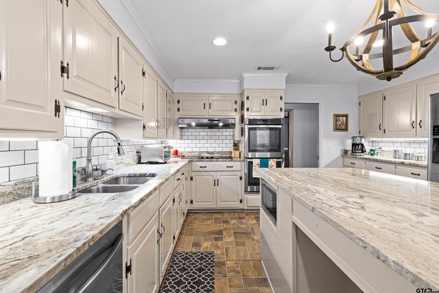 705 Slaydon St, Henderson, TX 75654