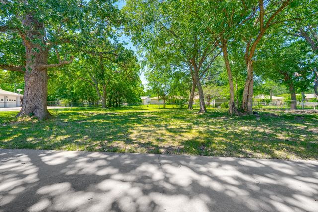 3011 Tanglewood Drive, Commerce, TX 75428