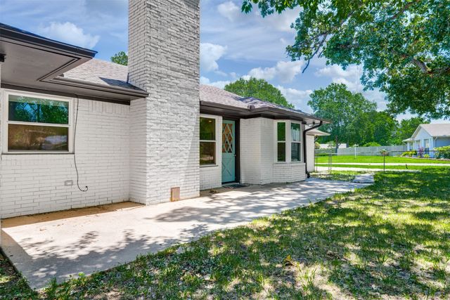 3011 Tanglewood Drive, Commerce, TX 75428
