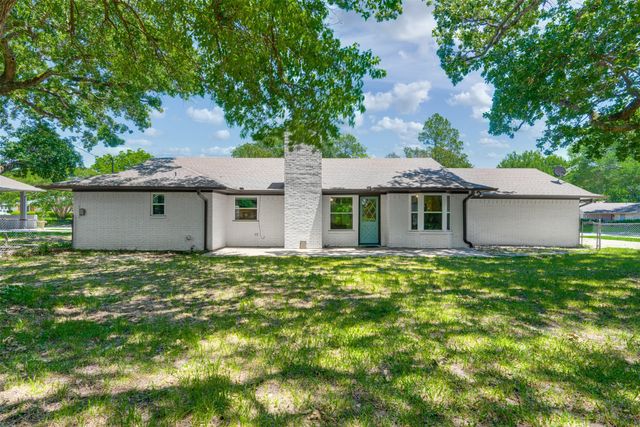 3011 Tanglewood Drive, Commerce, TX 75428
