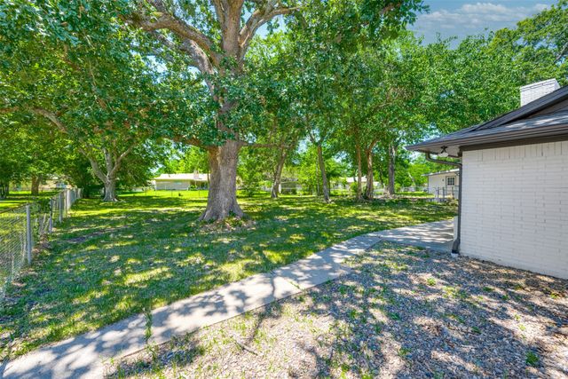 3011 Tanglewood Drive, Commerce, TX 75428