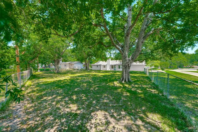 3011 Tanglewood Drive, Commerce, TX 75428