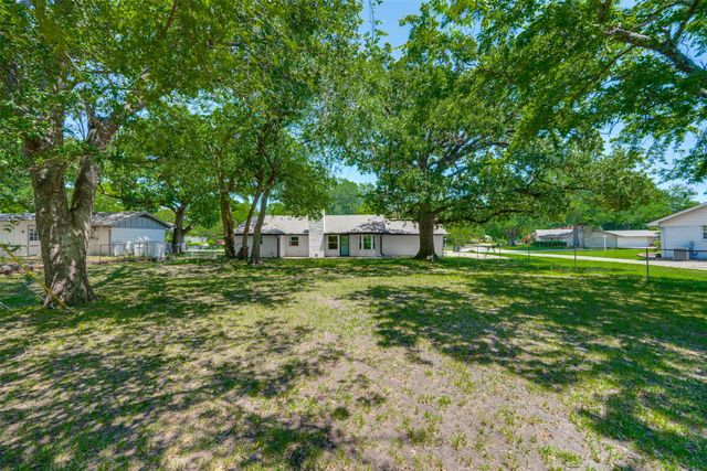 3011 Tanglewood Drive, Commerce, TX 75428